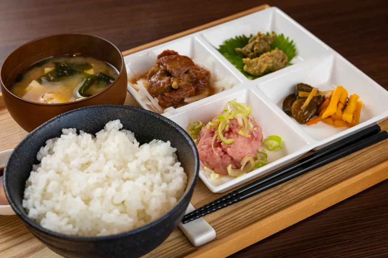 まちの駅魚沼 農カフェLily「マグロのたたきと魚沼日替わり定食」1,200円