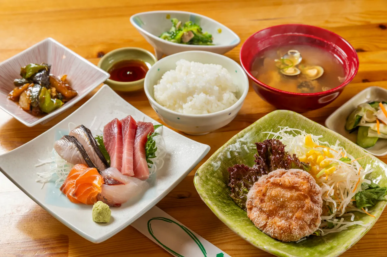 須藤魚屋「おさしみ・えび真丈揚定食」2,200円