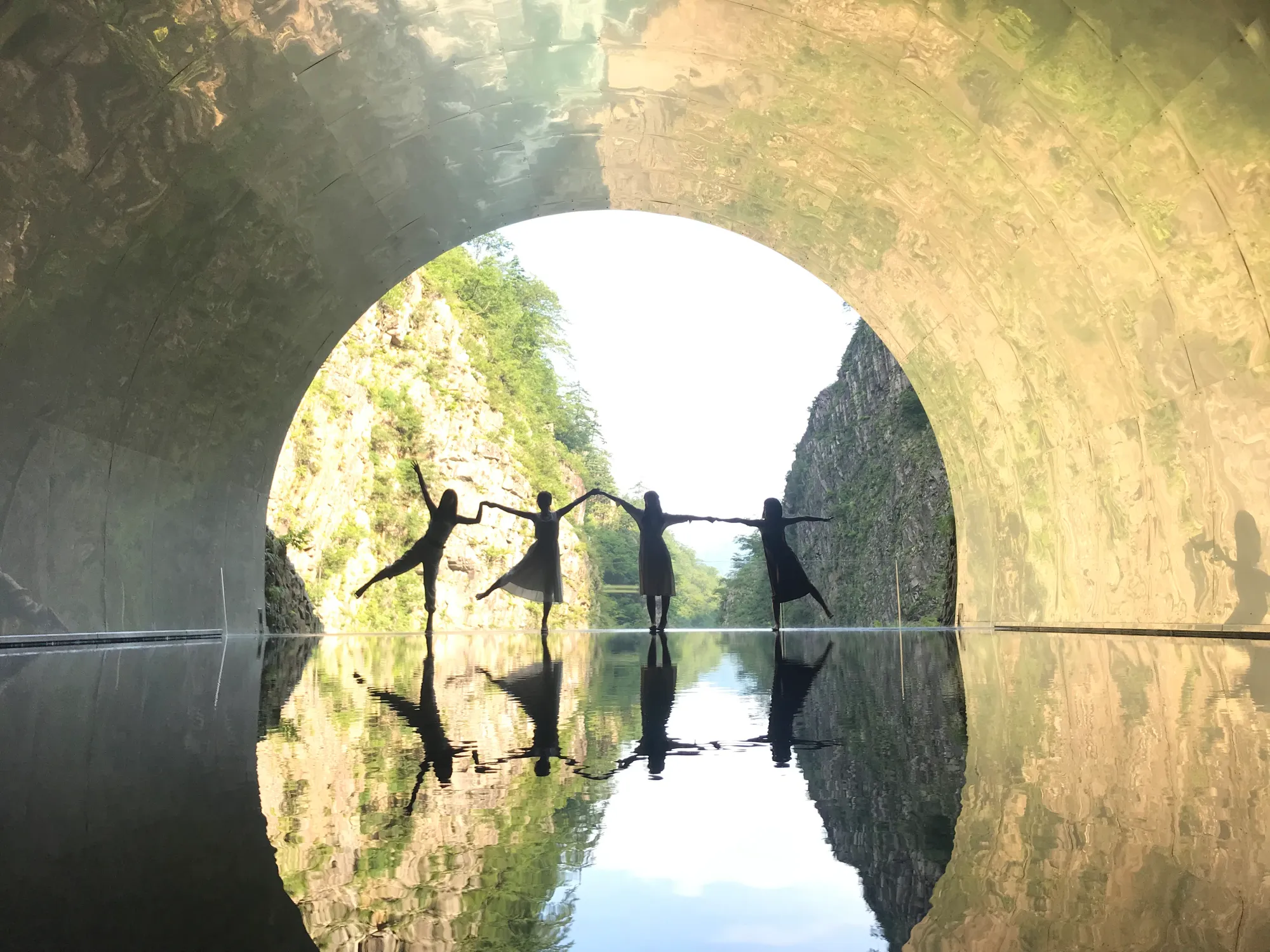 峡谷とアート作品の絶景清津峡／Tunnel of Light