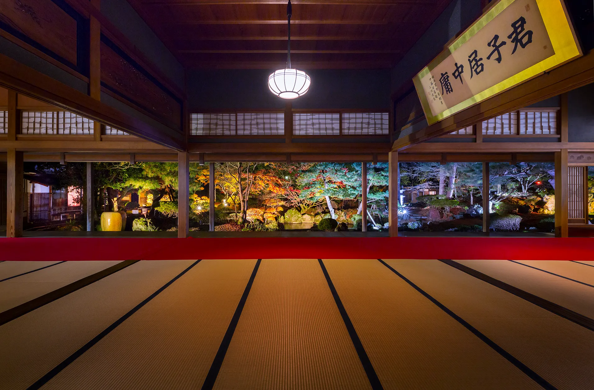 錦秋の庭園をめぐる北方文化博物館