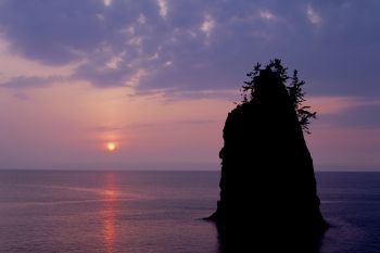 シーサイドライン夕日の立岩