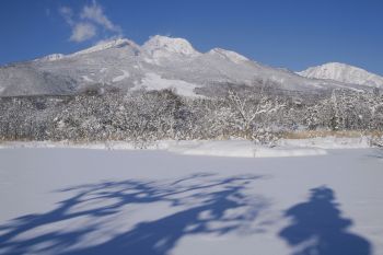 妙高山冬のいもり池