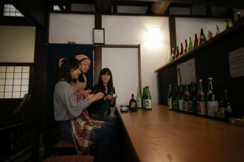 楽縫庵にて地酒の試飲