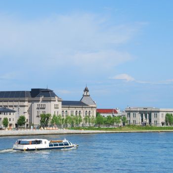 新潟市歴史博物館（みなとぴあ）とウォーターシャトル”アナスタシア号”