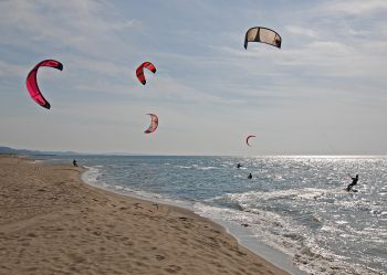 秋の海を楽しむ若者たち