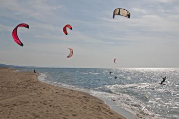 秋の海を楽しむ若者たち