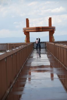 雨上がりの夕凪の橋