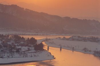 信濃川 朝やけ