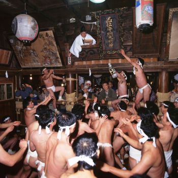巣守神社裸押し合い祭