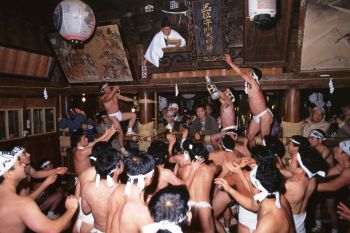 巣守神社裸押し合い祭