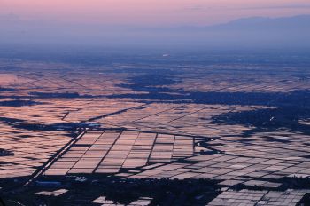 越後平野の夜明け