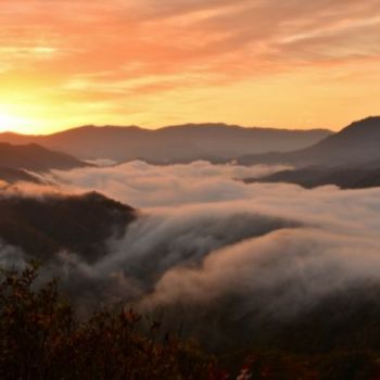 滝雲　朝日を受けて