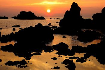 佐渡七浦海岸の夕陽